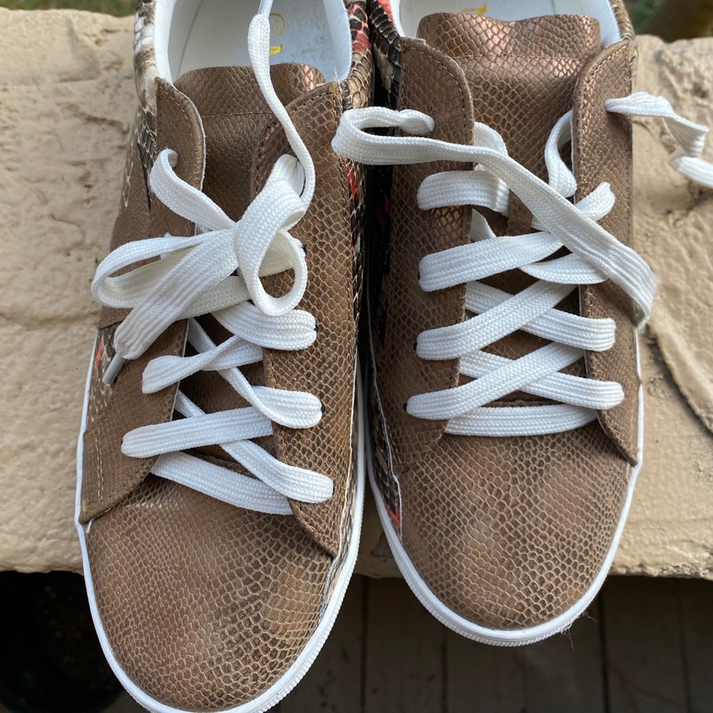 NWOT Snakeskin sneaker shoes size 9